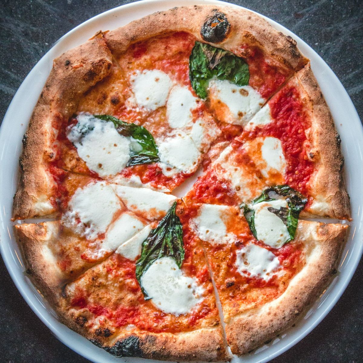 Pizza Margherita mit Mozzarella und Basilikum, von oben