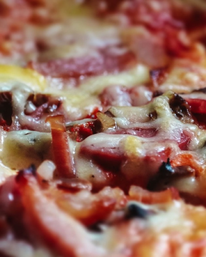Nahaufnahme von Pizza mit geschmolzenem Käse