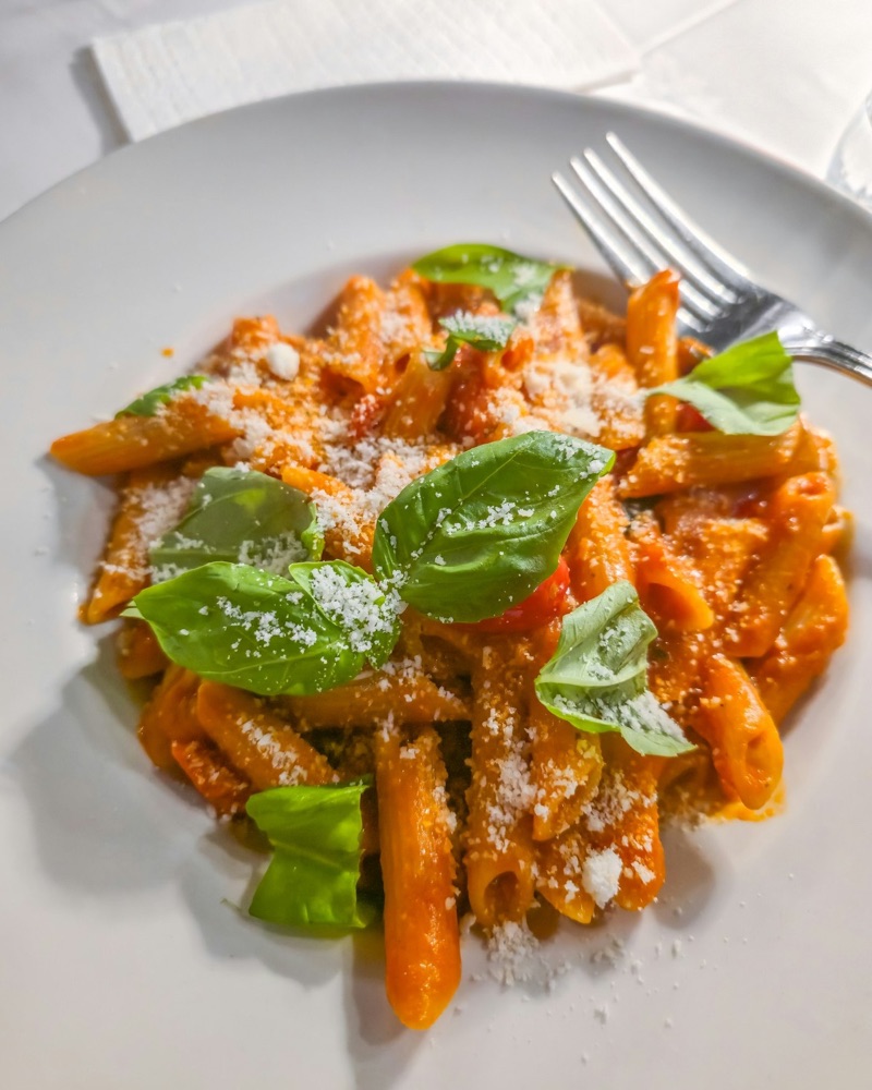 Penne in Tomatensauce mit Basilikum und Parmesan